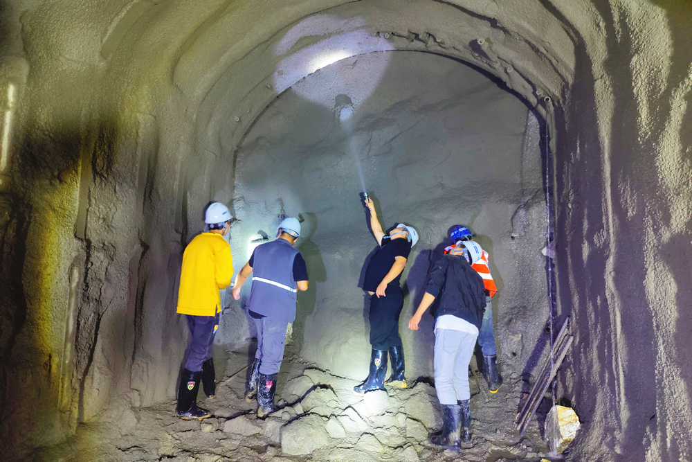 5月12日凌晨，项目公司组织各参建单位单位对隧洞已开挖出的掌子面进行查看并要求封闭喷砼处理.jpg